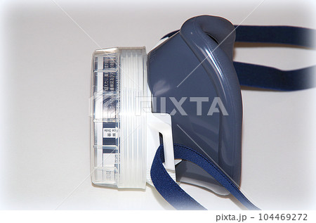 専用の吸収缶を備えた防毒マスク(イラスト風) 専用の吸収缶を備えた防毒マスク(イラスト風) 104469272