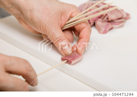 【焼き鳥豚タンの串打ちをする主婦】 【焼き鳥豚タンの串打ちをする主婦】 104471294