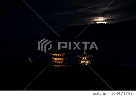 雲の隙間から顔をのぞかせる秋の月の出と薬師寺の夜景 雲の隙間から顔をのぞかせる秋の月の出と薬師寺の夜景 104471758