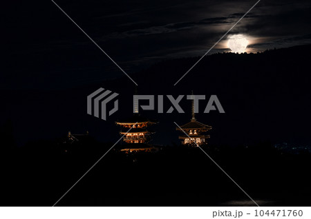 雲の隙間から顔をのぞかせる秋の月の出と薬師寺の夜景 104471760