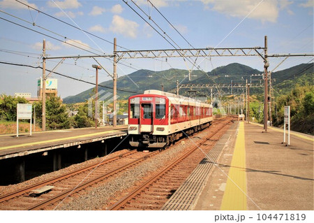 近鉄五十鈴川駅を出発する近鉄電車 104471819