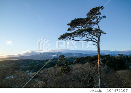 福島県　冬　二本松城・霞ヶ城　本丸跡　天守台から安達太良山方面の眺望　 104472107