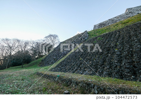 福島県　冬　二本松城・霞ヶ城　本丸下南面大石垣 104472573