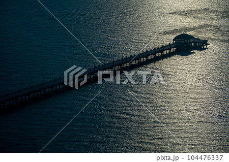 シーラチャー湾の桟橋と午後の光 タイ王国チョンブリー県 シーラチャー湾の桟橋と午後の光 タイ王国チョンブリー県 104476337