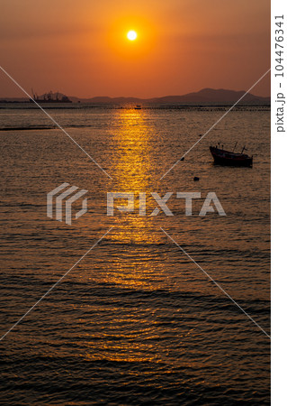 シーラチャー湾の夕日　タイ王国チョンブリー県 104476341