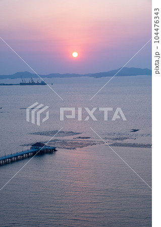 シーラチャー湾の桟橋と夕日 タイ王国チョンブリー県 シーラチャー湾の桟橋と夕日 タイ王国チョンブリー県 104476343