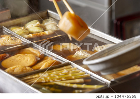 お店で調理する美味しいおでん お店で調理する美味しいおでん 104476569
