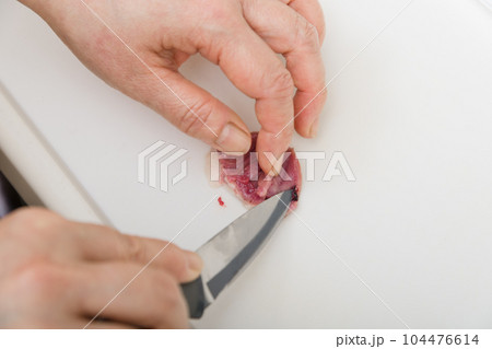 【焼き鳥ハツの下処理をする主婦 血合い有】 【焼き鳥ハツの下処理をする主婦 血合い有】 104476614