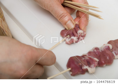 【焼き鳥ハツの串打ちをする主婦】 【焼き鳥ハツの串打ちをする主婦】 104476619