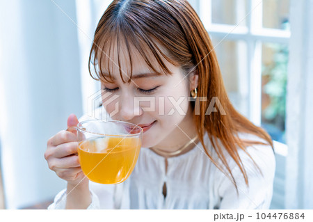 紅茶を飲む若い女性 紅茶を飲む若い女性 104476884