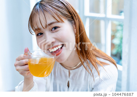 紅茶を飲む若い女性 104476887