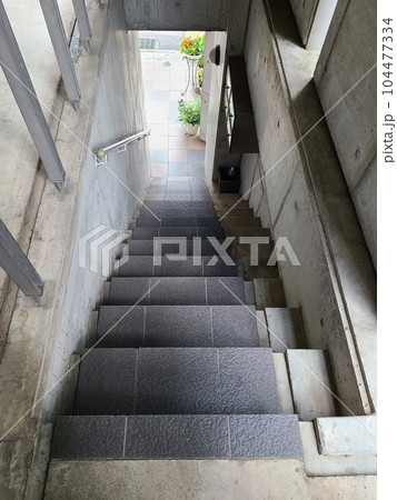 下りの階段 104477334
