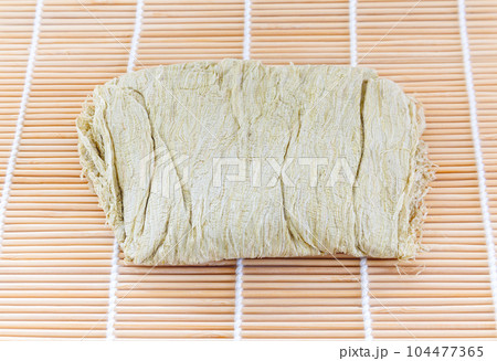 すだれに乗せた、とろろ昆布 104477365
