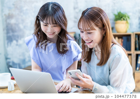 旅行の計画をする二人の若い女性 旅行の計画をする二人の若い女性 104477378