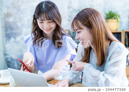 旅行の計画をする二人の若い女性 104477380