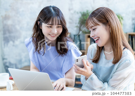 旅行の計画をする二人の若い女性 104477383