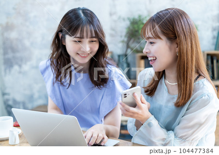 旅行の計画をする二人の若い女性 旅行の計画をする二人の若い女性 104477384
