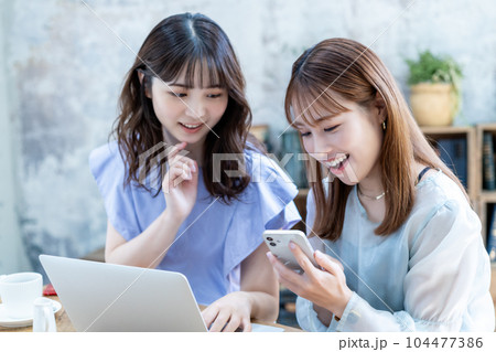 旅行の計画をする二人の若い女性 104477386