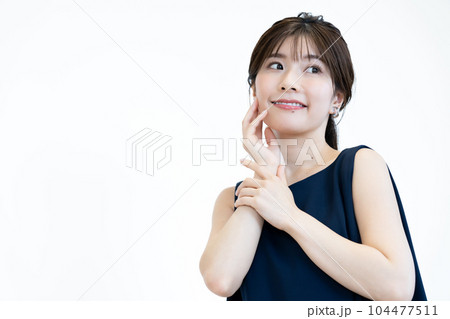 ノースリーブの若い女性 104477511
