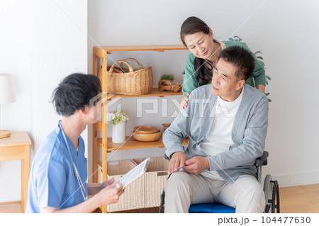 高齢者患者の家に訪問する医者（訪問医療・在宅介護） 104477630