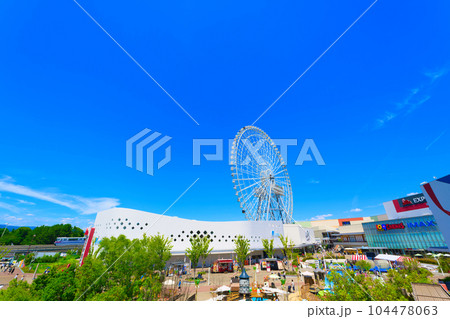 【大阪府】7月・青空の休日に家族でエキスポシティでショッピング 104478063