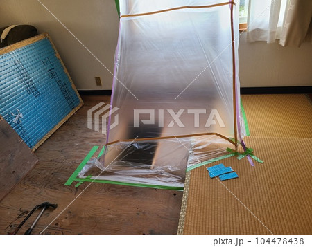 シロアリ駆除の実施例　素材　背景　（点検口、作業用口） 104478438