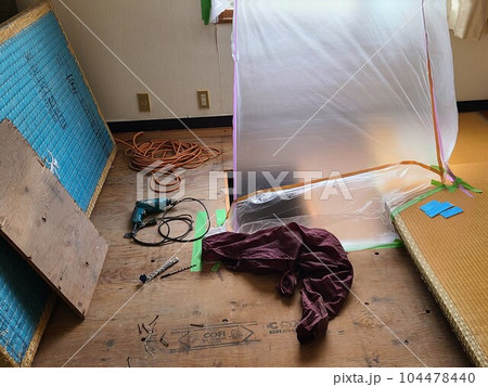 シロアリ駆除の実施例　素材　背景　（点検口、作業用出入り口） 104478440