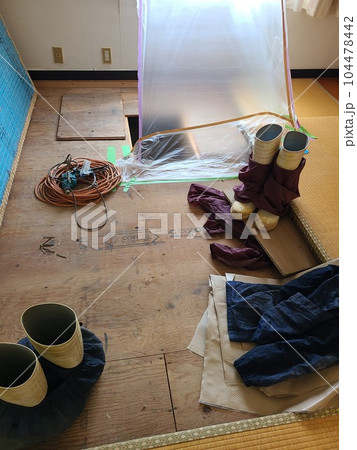 シロアリ駆除の実施例　素材　背景　（点検口、作業用口） 104478442