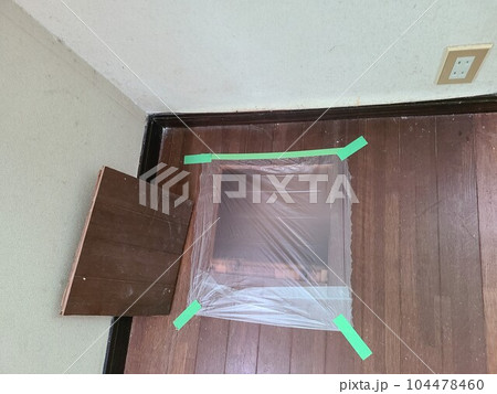 シロアリ駆除の実施例　素材　背景　（点検口、作業用口） 104478460