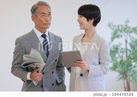 スケジュールを伝える秘書と考えている社長_1 スケジュールを伝える秘書と考えている社長_1 104478588