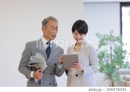 秘書にスケジュールについて指示を出す社長_1 104478591