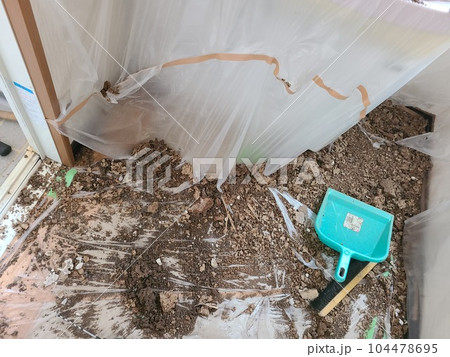 シロアリ駆除の実施例　素材　背景　（白蟻の巣除去作業） 104478695