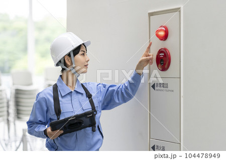 火災報知器の点検をする作業服の女性　ビルメンテナンス　イメージ 104478949