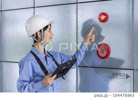 火災報知器の点検をする作業服の女性　ビルメンテナンス　イメージ 104478963