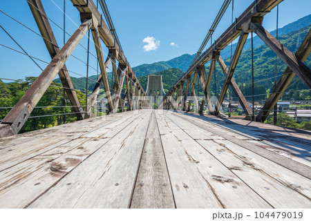 木曽川に架かる桃介橋【木曽郡南木曽町】 木曽川に架かる桃介橋【木曽郡南木曽町】 104479019