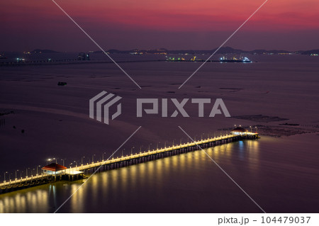 シーラチャー湾の桟橋のライトアップ　タイ王国チョンブリー県 104479037