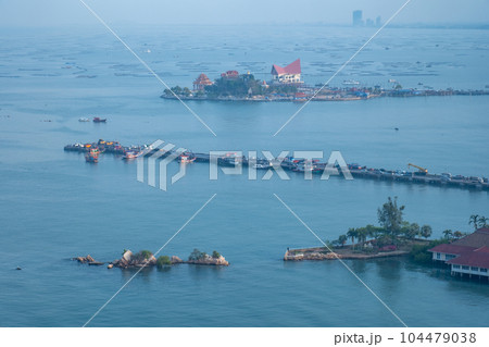 シーラチャー湾に浮かぶ寺院　タイ王国チョンブリー県 104479038