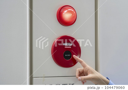 火災報知機を指差す女性の手元 104479060