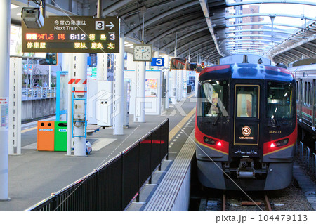 高松駅で出発を待つ2600系特急「うずしお」（JR四国） 104479113