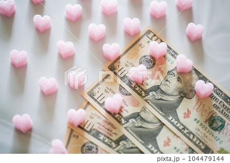 ハートとお金のイメージ 104479144