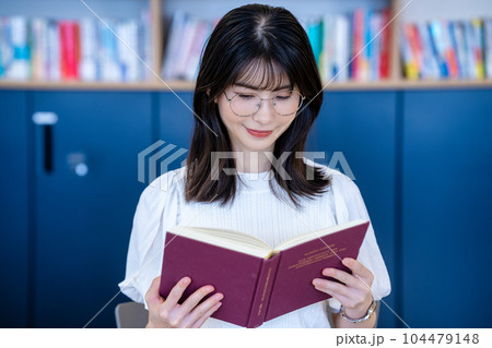 読書をするミドルの女性 104479148