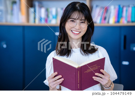 読書をするミドルの女性 104479149