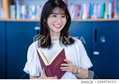 読書をするミドルの女性 読書をするミドルの女性 104479151