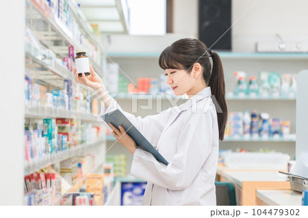 薬局・病院・ドラッグストアで働く薬剤師(処方箋・薬・サプリメント) 薬局・病院・ドラッグストアで働く薬剤師(処方箋・薬・サプリメント) 104479302