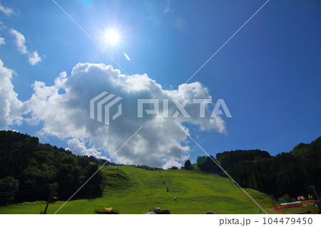 輝く太陽と広がる大自然 104479450