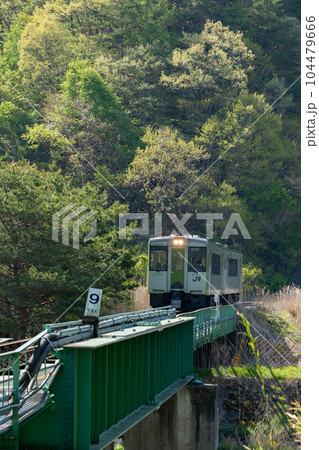 新緑の朝・鉄橋を渡る小海線 104479666