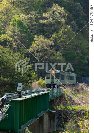 新緑の朝・鉄橋を渡る小海線 新緑の朝・鉄橋を渡る小海線 104479667
