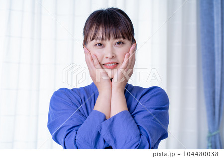 肌の潤いを実感する主婦 104480038
