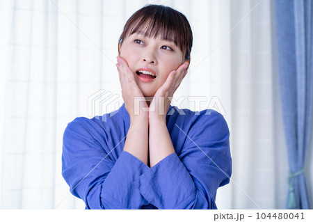 肌の潤いを実感する主婦 肌の潤いを実感する主婦 104480041