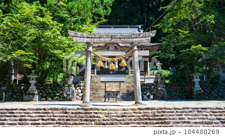 夏の白川郷：白川八幡神社 104480269